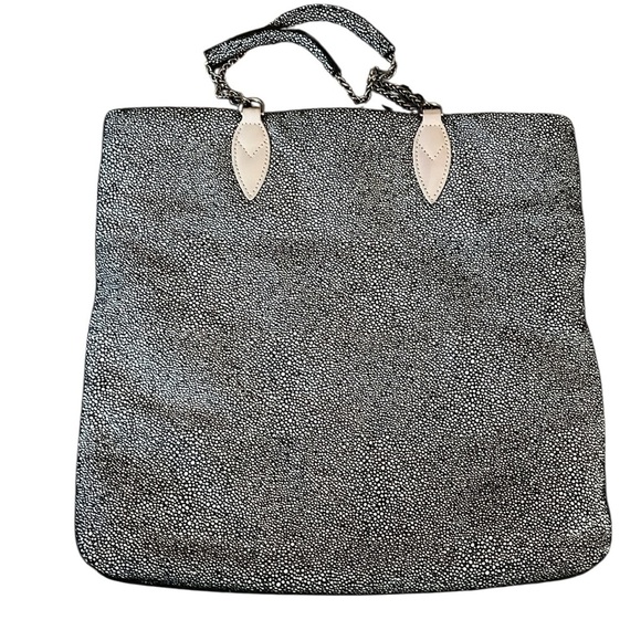 SORIAL Black and White Pebbled/ Dot Shimmer Chain Link Hand Bag - Picture 4 of 6